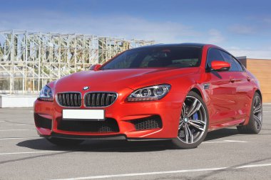 7 Temmuz 2016; Kiev, Ukrayna. BMW M6 bir arka plan bulutlu gökyüzü üzerinde. Editoryal fotoğraf.