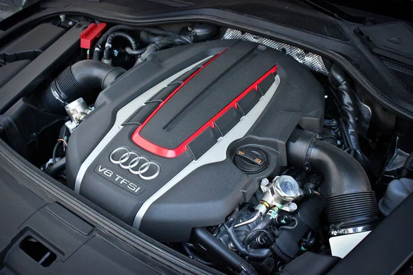 Ukraine, Kiev. 14 juillet 2015. Le moteur de l'Audi S8. Photo éditoriale . — Photo