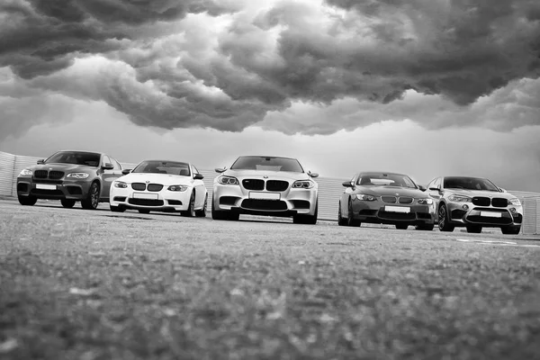 키예프, 우크라이나; 2016 년 10 월 17 일; 슈퍼 콤보 슈퍼카. Bmw M5 (F10), Bmw X 6 M & Bmw M3 (E92). 흑인과 백인 사진입니다. 편집 사진. — 스톡 사진