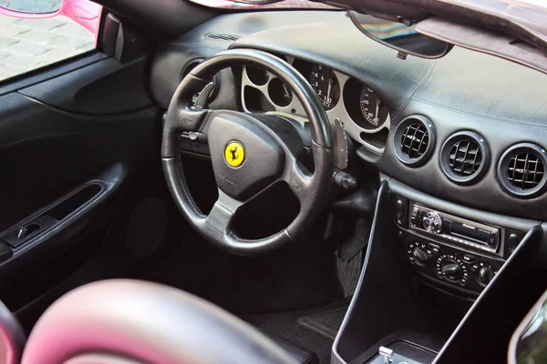 Kyjev, Ukrajina; 18. dubna 2015. Ferrari Modena F360 Spider. Pohled na interiér moderní automobil ukazující řídicí panel. Redakční Foto. — Stock fotografie