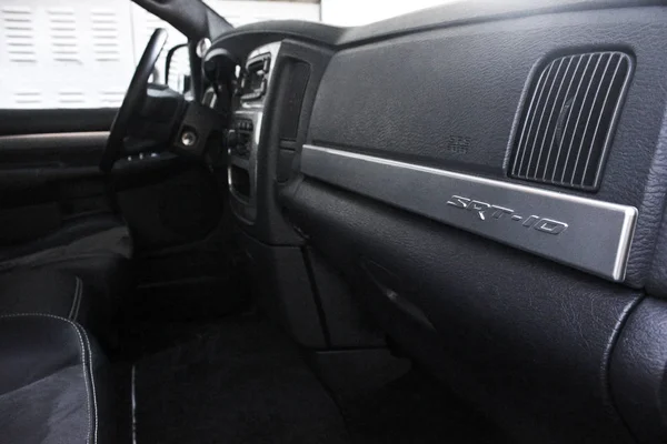 Κίεβο, Ουκρανία. 10 Απριλίου 2015. Dodge Ram Srt-10. Θέα από το εσωτερικό ενός σύγχρονου αυτοκινήτου προβολή πίνακα ελέγχου. Υπηρεσία αυτοκινήτων πολυτελές εσωτερικό. Λεπτομέρειες στο εσωτερικό αυτοκίνητο. Συντακτική φωτογραφία. — Φωτογραφία Αρχείου