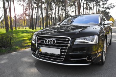 Ukrayna, Kiev. 20 Mart 2014. Audi S8 parkta. Editoryal fotoğraf.