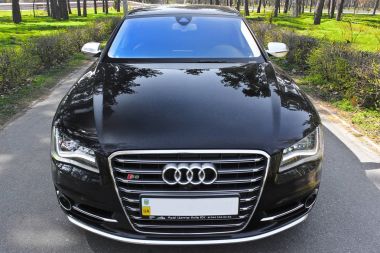 Ukrayna, Kiev. 20 Mart 2014. Audi S8 parkta. Editoryal fotoğraf.