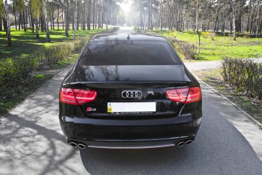 Ukrayna, Kiev. 20 Mart 2014. Audi S8 parkta. Editoryal fotoğraf.