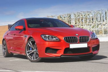 8 Mart 2016; Kiev, Ukrayna; BMW M6 Fabrika arka plan ve güzel gökyüzü. Editoryal fotoğraf.