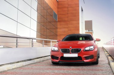19 Ekim 2015; Ukrayna, Kiev; BMW M6 otoparka bırakır. Editoryal fotoğraf.