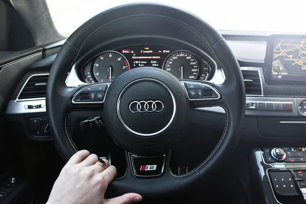 Ukraine, Kiev. March 20, 2015. A man holds the steering wheel of a luxury car. Gold ring on his hand. Audi S8. Editorial photo. — Stock Photo, Image