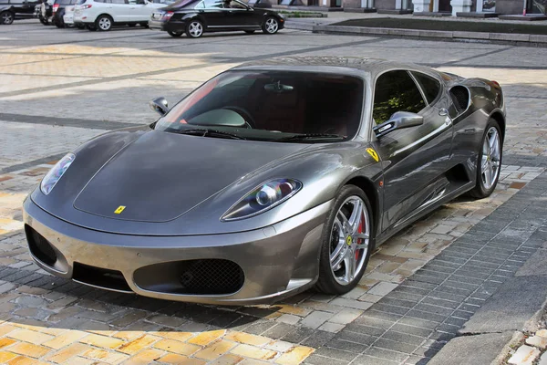 4 septembre 2012, Kiev. Ferrari F430. Du luxe. Photo éditoriale — Photo