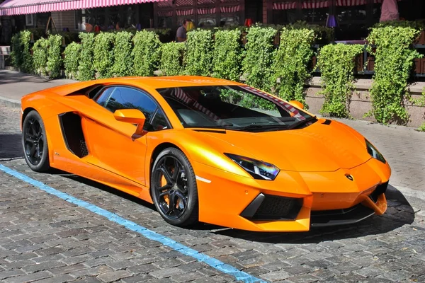 Kiev, Ukrayna; 17 Ekim 2016; Lamborghini Aventador sokaklarda. Editoryal fotoğraf. — Stok fotoğraf