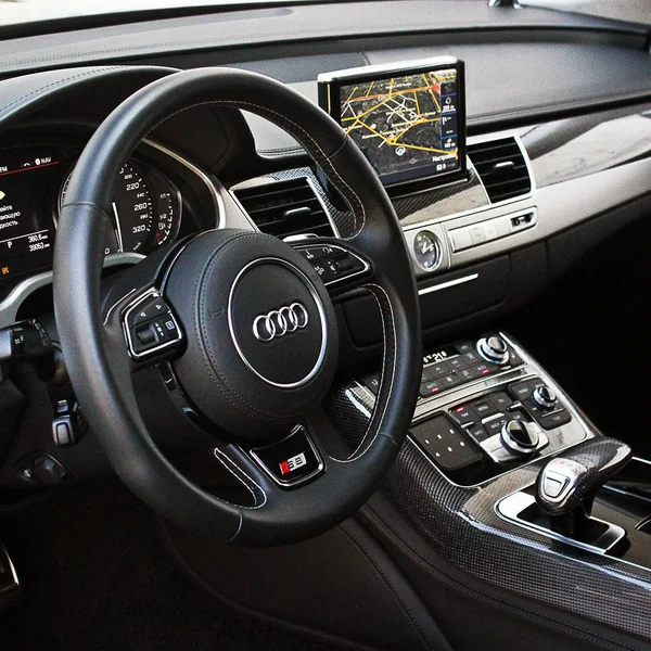 Kiev, Ukrajna Április 10-én 2014. Audi S8. A belső tér a modern autó, a műszerfal bemutatás kilátás. Szerkesztői fotó. — Stock Fotó