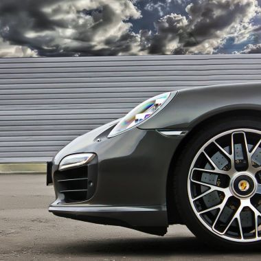 Kiev, Ukrayna; 17 Ekim 2016; Porsche 911 Turbo S (991) (2016) bulutlu gökyüzü arka plan üzerinde. Güzel yağmurlu gökyüzü. Kasırga. Editoryal fotoğraf.