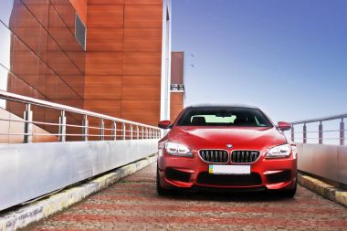 Kiev, Ukrayna; 25 Haziran 2013; BMW M6 otoparka bırakır. Speedway. Hız. Araba. Karbon. Yarış. Lüks. Ayarlama. Supercar. Editoryal fotoğraf.