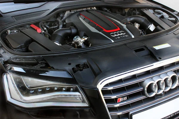 Київ, Україна; 10 квітня 2014 року. Двигун і логотип Audi S8. Редакційна фото. — стокове фото
