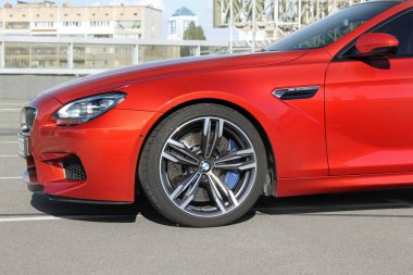 18 Nisan 2014; Ukrayna, Kiev; Bmw M6 parçası. Speedway. Hız. Araba. Karbon. Yarış. Lüks. Ayarlama. Supercar. Editoryal fotoğraf.