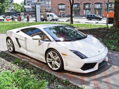 6 Ağustos 2010. Kiev, Ukrayna. Lamborghini Gallardo Lp 560-4 (560hp). Beyaz. Editoryal fotoğraf.