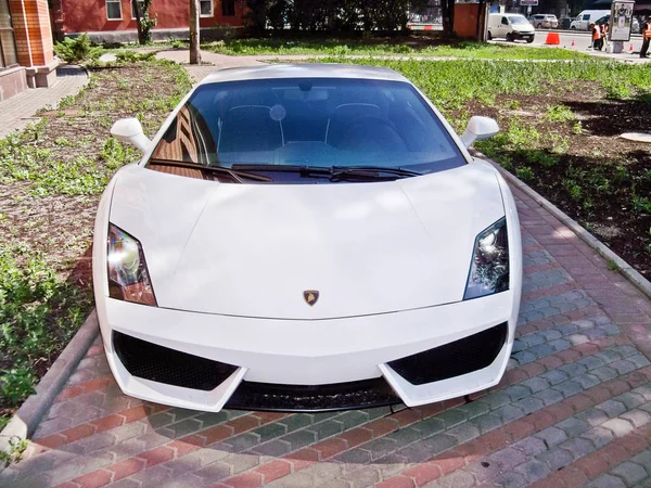 6 August 2010. Kiev, Ukraine. Lamborghini Gallardo LP 560-4 (560hp). White. Editorial photo. — Stock Photo, Image