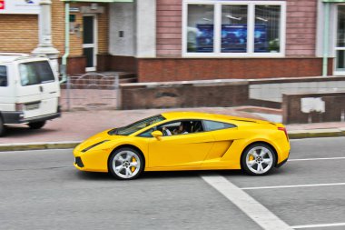 31 Mart 2015, Kiev, Ukrayna. Lamborghini Gallardo Kiev sokaklarında. Editoryal fotoğraf