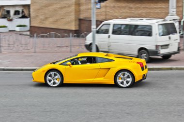 31 Mart 2015, Kiev, Ukrayna. Lamborghini Gallardo Kiev sokaklarında. Editoryal fotoğraf