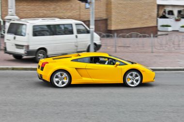31 Mart 2015, Kiev, Ukrayna. Lamborghini Gallardo Kiev sokaklarında. Editoryal fotoğraf