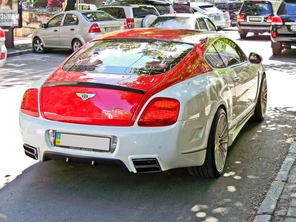 Kijów, Ukraina - 11 kwietnia 2011 r.; Bentley Continental Gt Speed Bicolor (czerwone i białe). Zdjęcia redakcyjne. — Zdjęcie stockowe