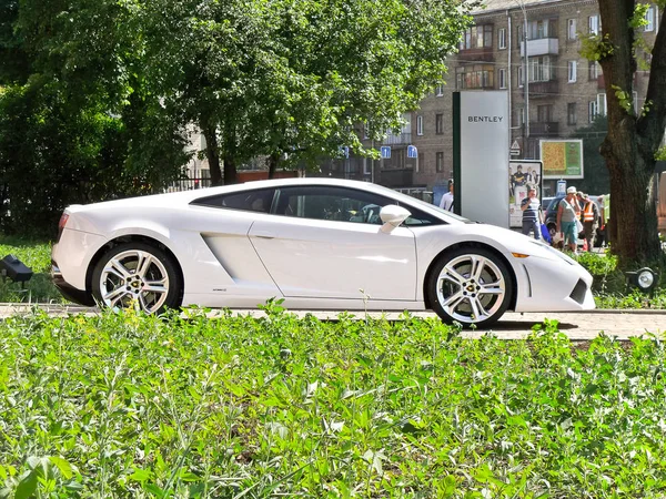 6 Ağustos 2010. Kiev, Ukrayna. Lamborghini Gallardo Lp 560-4 (560hp). Beyaz. Editoryal fotoğraf.