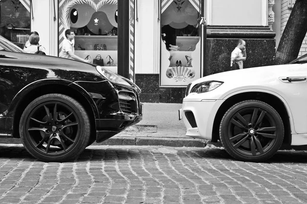 Kyjev, Ukrajina; 10. dubna 2014. BMW X 5 M vs Porsche Cayenne Turbo S. redakční Foto. — Stock fotografie