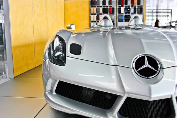 Kijów, Październik 2, 2013. Mercedes-Benz Slr Mclaren Stirling Moss. AMG. Reflektory samochodowe. Reflektory luksusowych. Zdjęcia redakcyjne. — Zdjęcie stockowe