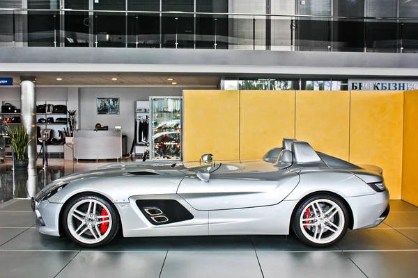 Kiev, 2 Ekim 2013. Mercedes-Benz Slr Mclaren Stirling Moss. AMG. Araba farlar. Lüks farlar. Editoryal fotoğraf. — Stok fotoğraf