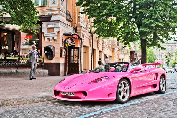 Kiev, Ukraina. April 18, 2015. Ferrari Modena F360 spindel Sbarro Gt8. stad. Tuning. Superbil. Redaktionella foto. — Stockfoto