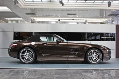 Kiev, Ukrayna; 20 Ocak 2016; Mercedes-Benz Sls 6.3 Amg Roadster duvar arka plan üzerinde. Editoryal fotoğraf.