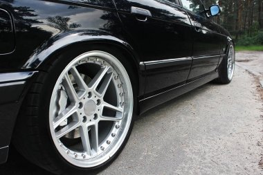 Araba tekerlekleri asfalt bir arka plan üzerine kapatın. Araba lastikleri. Araba tekerlek yakın çekim. (reklam için) reklam için. Araba üzerinde arka plan sonbahar