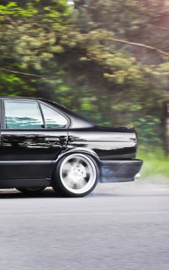 Araba hareket sonbahar arka plan üzerinde. Gökyüzü araba parçası. Tükenmişlik