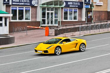 31 Mart 2015, Kiev, Ukrayna. Lamborghini Gallardo Kiev sokaklarında. Editoryal fotoğraf
