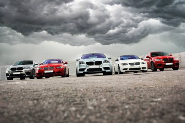 15 Ekim 2016; Kiev, Ukrayna; BMW M5 Matt ve 2 x Bmw X 6 M ve Bmw M3 (E92). Editoryal fotoğraf.