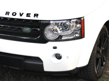 25 Nisan 2015. Kiev, Ukrayna; Arazi Range Rover Discovery 4. Araba farlar. Lüks farlar. Editoryal fotoğraf.