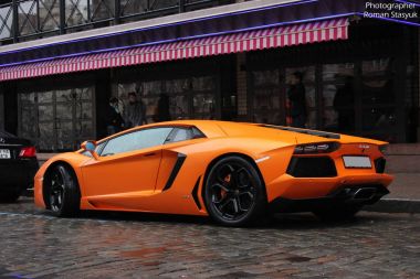 Kiev, Ukrayna; 3 Temmuz 2013; Lamborghini Aventador sokaklarda. Turuncu. Yağmurda araba. Yağmur damlaları. Editoryal fotoğraf.