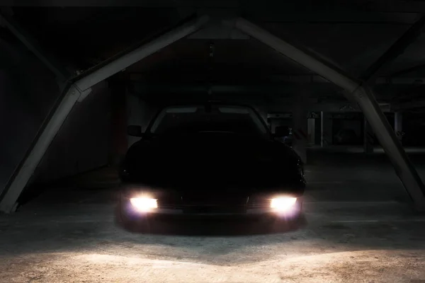 Το αυτοκίνητο στις σκιές με λαμπερό φώτα σε συνθήκες χαμηλού φωτισμού. Αυτοκίνητο. Supercar — Φωτογραφία Αρχείου