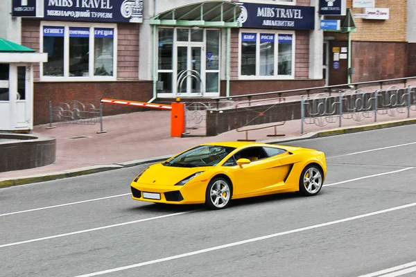 31 de março de 2015, Kiev, Ucrânia. Lamborghini Gallardo nas ruas de Kiev. Foto editorial — Fotografia de Stock