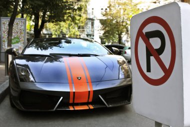 Kiev, Ukrayna - 1 Temmuz 2012; Lamborghini Gallardo Lp560-4. Araba. Turuncu. Şehir. Lüks. Ayarlama. Supercar. İşaret 