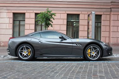 Kiev, Ukrayna; 27 Nisan 2015. Ferrari California sokakta. Hız. Ayarlama. çok pahalı. Araba. Karbon. Yarış. Şehir. Lüks. Ayarlama. Supercar. İtalya. Editoryal fotoğraf.
