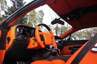 Panoda gösterilen bir modern otomobil görebilirim. Ayarlama. Turuncu lüks araba. Supercar. Turuncu. İngiltere'de. Ayarlama. Karbon. Avrupa. Araba. Salon