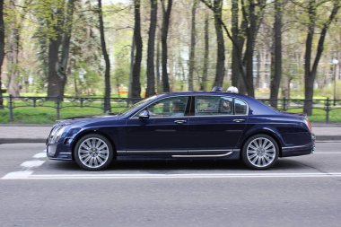 Kiev, 26 Kasım 2016. Bentley Continental hızlandırılması. Araba. Mavi. Şehir. Lüks. Ayarlama. Araba hareket. Editoryal fotoğraf.