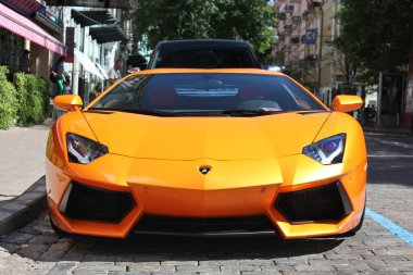 Kiev, Ukrayna - 1 Temmuz 2012; Lamborghini Aventador sokaklarda. Araba. Turuncu. Şehir. Lüks. Ayarlama. Supercar. İtalya. Editoryal fotoğraf.