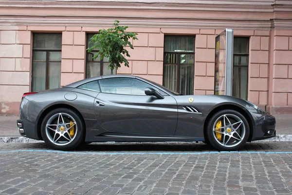 Kiev, Ukrajna Április 27-én, 2015. Ferrari California az utcán. Sebesség. Tuning. nagyon drága. Autó. Karbon. Race. A város. Luxus. Tuning. Szuperautó. Olaszország. Szerkesztői fotó. — Stock Fotó