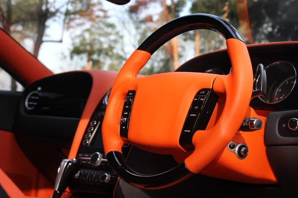 Vista do interior de um automóvel moderno que mostra o painel. A afinar. Carro de luxo laranja. Supercarro. Laranja. Inglaterra. A afinar. Karbon. A Europa. Carro. Salão — Fotografia de Stock