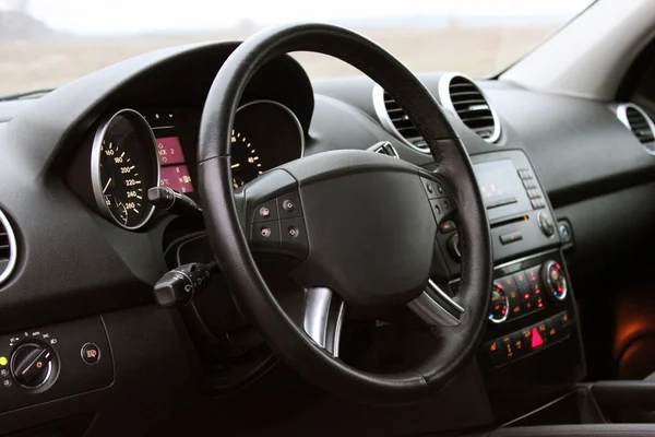 Blick in den Innenraum eines modernen Automobils mit dem Armaturenbrett — Stockfoto