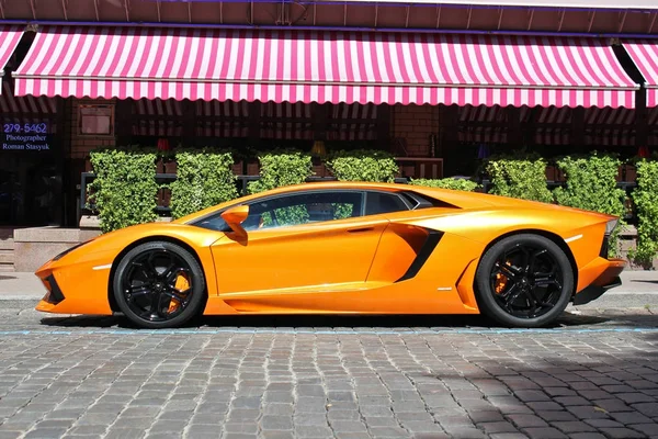 Kiev, Ucrania - 1 de julio de 2012; Lamborghini Aventador en las calles. Coche. Naranja. Ciudad. Lujoso. Afinando. Superdeportivo. De Italia. Foto editorial . —  Fotos de Stock