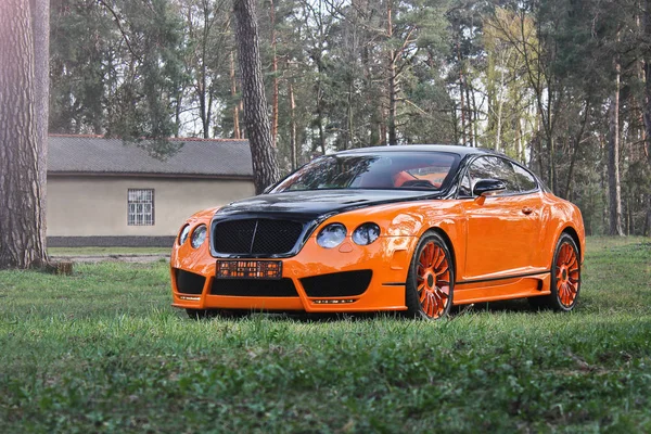 Kiev, Ucrânia; 10 de abril de 2015. Bentley Continental GT Race Mansory na floresta. Foto editorial . — Fotografia de Stock