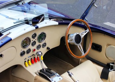 Gösterge panelini gösteren modern bir otomobilin iç görünümü