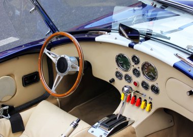 Gösterge panelini gösteren modern bir otomobilin iç görünümü